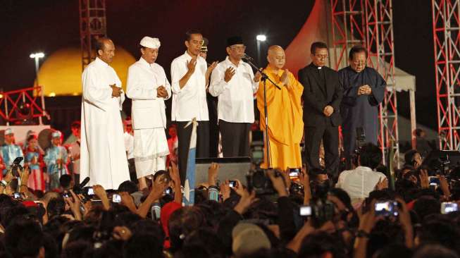 Ribuan warga menghadiri acara pesta rakyat bersama Presiden Jokowi di silang Monas Jakarta, Senin (20/10). [suara.com/Kurniawan Mas'ud]