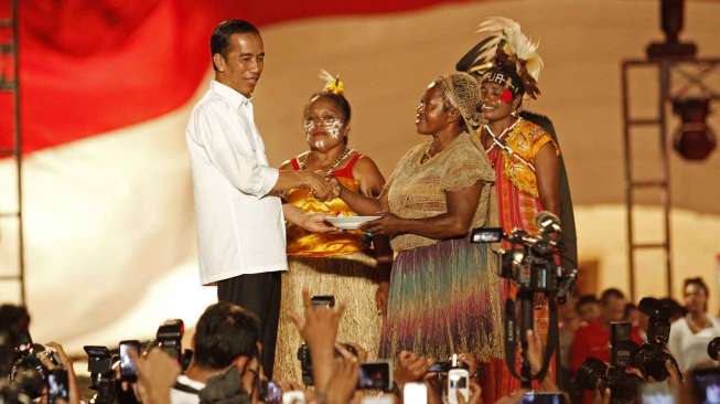 Ribuan warga menghadiri acara pesta rakyat bersama Presiden Jokowi di silang Monas Jakarta, Senin (20/10). [suara.com/Kurniawan Mas'ud]