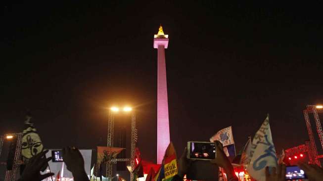 Ribuan warga menghadiri acara pesta rakyat bersama Presiden Jokowi di silang Monas Jakarta, Senin (20/10). [suara.com/Kurniawan Mas'ud]