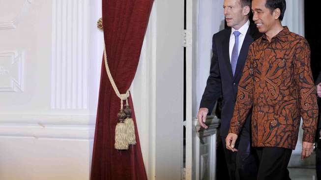 Presiden Joko Widodo dan PM Tony Abbott bertemu usai pelantikan Joko Widodo menjadi Presiden di di Istana Merdeka, Jakarta, Senin (20/10). [Antara/Widodo S. Jusuf]