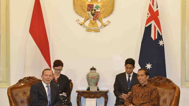 Presiden Joko Widodo dan PM Tony Abbott bertemu usai pelantikan Joko Widodo menjadi Presiden di di Istana Merdeka, Jakarta, Senin (20/10). [Antara/Widodo S. Jusuf]