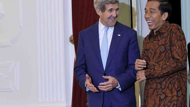 Presiden Joko Widodo menerima kunjungan kehormatan Menteri Luar Negeri Amerika Serikat John Kerry di Istana Merdeka, Jakarta, Senin (20/10). [Antara/Widodo S. Jusuf]