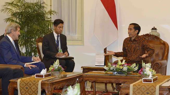 Presiden Joko Widodo menerima kunjungan kehormatan Menteri Luar Negeri Amerika Serikat John Kerry di Istana Merdeka, Jakarta, Senin (20/10). [Antara/Widodo S. Jusuf]