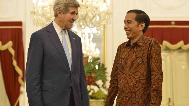 Presiden Joko Widodo menerima kunjungan kehormatan Menteri Luar Negeri Amerika Serikat John Kerry di Istana Merdeka, Jakarta, Senin (20/10). [Antara/Widodo S. Jusuf]