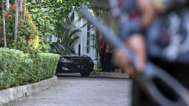 Presiden Joko Widodo meninggalkan rumah dinas Gubernur DKI Jakarta di kawasan Taman Suropati, Jakarta, Rabu (22/10). [Antara/Rosa Panggabean]