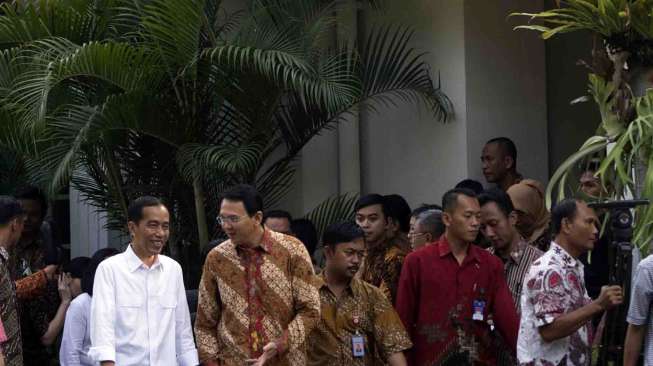 Presiden Joko Widodo meninggalkan rumah dinas Gubernur DKI Jakarta di kawasan Taman Suropati, Jakarta, Rabu (22/10). [Antara/Rosa Panggabean]