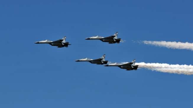 Empat Pesawat Sukhoi Latihan Tempur di Cilegon