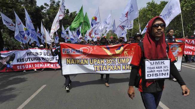 Buruh yang tergabung dalam Serikat Pekerja Seluruh Indonesia (SPSI) DKI Jakarta menggelar aksi di depan Balaikota Jakarta, Rabu (22/10). [Antara/Wahyu Putro A]