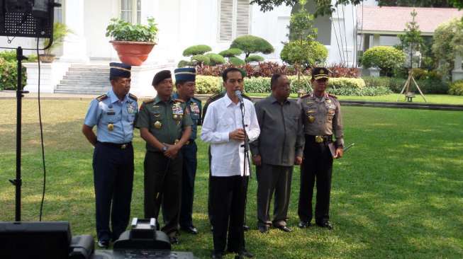 Presiden Jokowi memberikan keterangan pers di taman Istana Kepresidenan, Jakarta, Rabu (22/10). [suara.com/Bowo Raharjo]