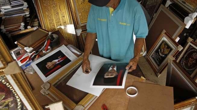 Pedagang bingkai kebanjiran pesanan foto Presiden dan Wakil Presiden di Harco Pasar Baru Jakarta Pusat, Kamis (23/10). [Kurniawan Mas'ud]