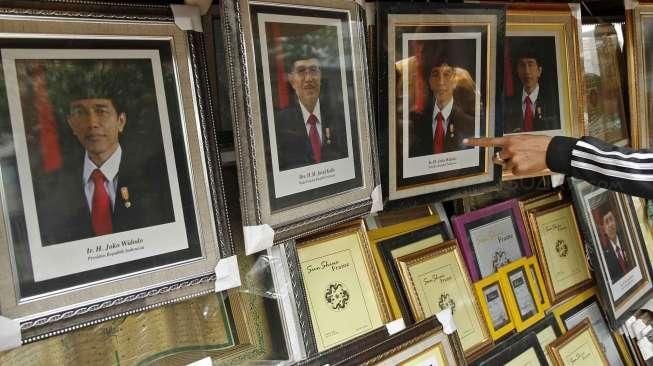 Pedagang bingkai kebanjiran pesanan foto Presiden dan Wakil Presiden di Harco Pasar Baru Jakarta Pusat, Kamis (23/10). [Kurniawan Mas'ud]