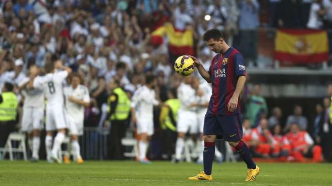 Reaksi bintang Barcelona Lionel Messi usai timnya ditumbangkan Real Madrid [Reuters/Sergio Perez]
