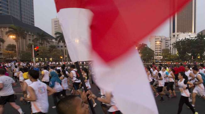 Peserta Jakarta Marathon di kawasan Monumen Nasional, Jakarta, Minggu (26/10). [Antara/Rosa Panggabean]