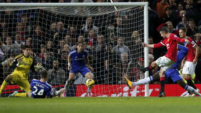 Striker Manchester United Robin van Persie mencetak gol ke gawang Chelsea di Old Trafford, (26/10). REUTERS/Phil Noble