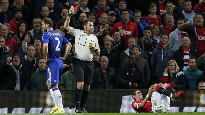 Wasit Phil Dowd memberikan kartu merah kepada bek Chelsea Branislav Ivanovic (kiri) karena melanggar Angel Di Maria (kanan),(26/10). REUTERS/Phil Noble