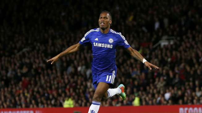 Striker Chelsea Didier Drogba merayakan golnya ke gawang Manchester United di Old Trafford,(26/10). (REUTERS/Phil Noble)