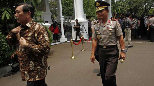 Kapolri Pungut Kacamata Luhut Panjaitan