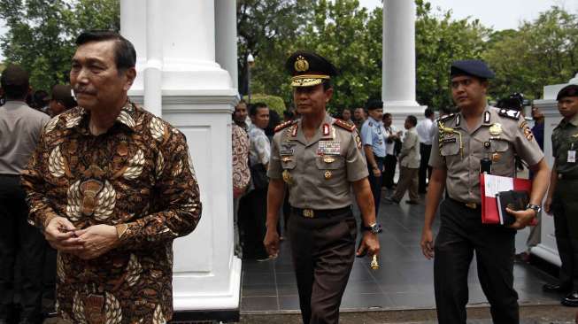 Kapolri Pungut Kacamata Luhut Panjaitan