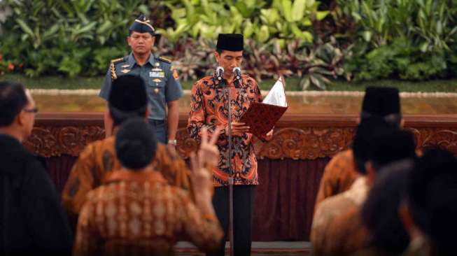 Presiden Joko Widodo melantik 34 Menteri Kabinet Kerja 2014-2019.