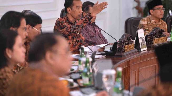 Presiden Joko Widodo dan Wapres Jusuf Kalla memimpin sidang kabinet paripurna perdana dari Kabinet Kerja.