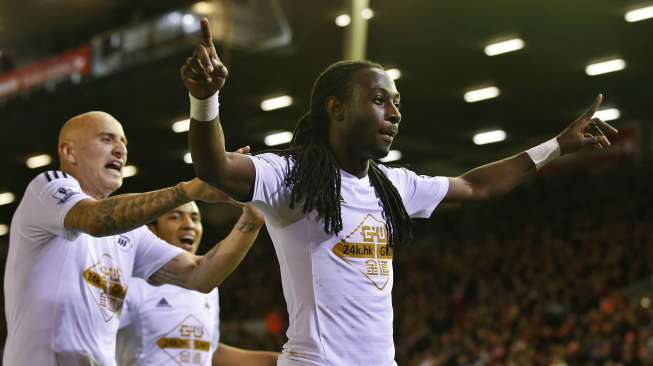 Pemain Swansea City Marvin Emnes merayakan golnya ke gawang Liverpool setelah membuat skuatnya memimpin di Anfield, (28/10). (REUTERS/Andrew Yates)