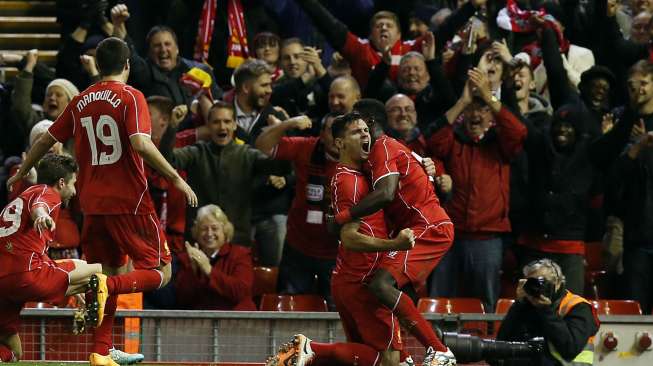 Pemain Liverpool Dejan Lovren merayakan golnya ke gawang Swansea City dan memastikan skuatnya unggul 2-1 di saat injury time, (28/10). REUTERS/Andrew Yates  