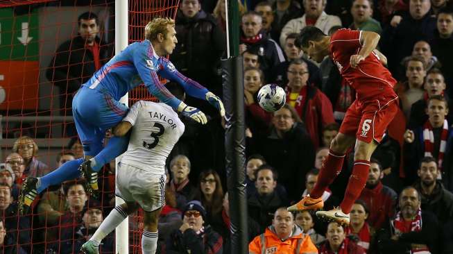 Pemain Liverpool Dejan Lovren menyundul bola dan membuat Liverpool unggul 2-1 di saat memasuki injury time di Anfield, (28/10).(REUTERS/Andrew Yates)