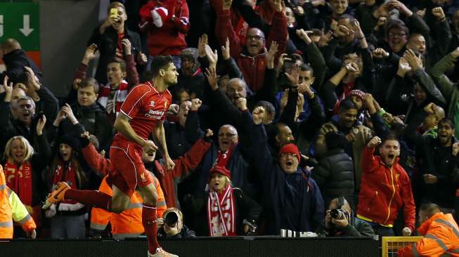 Pemain Liverpool Dejan Lovren merayakan golnya ke gawang Swansea City dan memastikan skuatnya unggul 2-1 di saat injury time, (28/10). REUTERS/Andrew Yates.