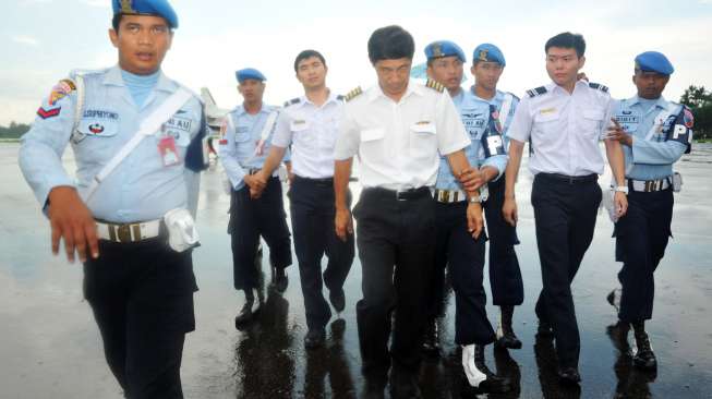 TNI AU mengerahkan lima pesawat Hawk dan dua pesawat Sukhoi untuk memaksa turun sebuah pesawat asing.