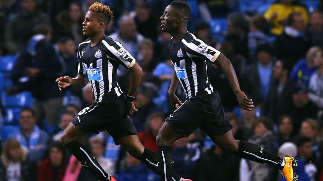 Pemain Newcastle United Rolando Aarons (kiri) merayakan golnya ke gawang Manchester City di Etihad Stadium (29/10/2014). (REUTERS/Darren Staples)