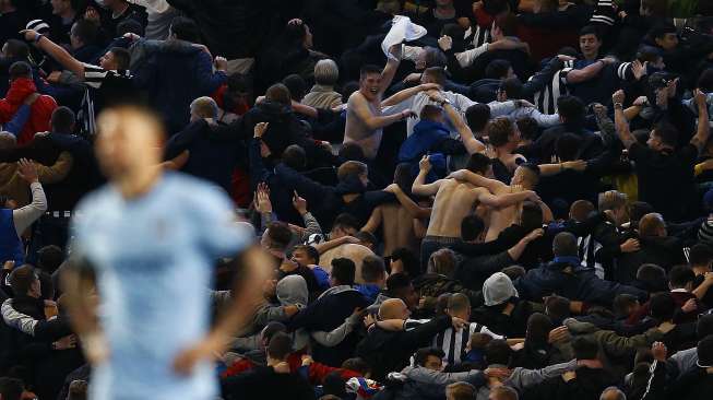 Para fans Newcastle United merayakan kemenangan timnya 2-1 atas tuan rumah Manchester City di babak Piala Liga Inggris, (29/10).(REUTERS/Darren Staples)