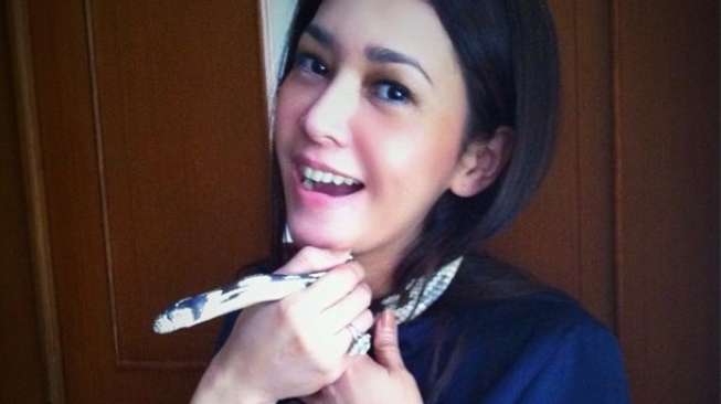 Maia Estianti 'Dipeluk' Ular