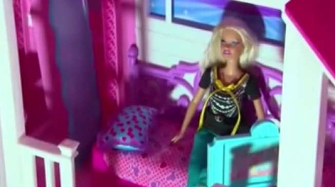 'Manusia Barbie' Dianiaya Orang Tak Dikenal