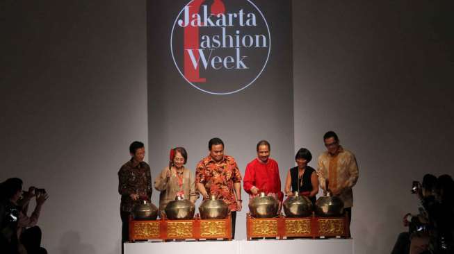 Parade 46 Label Membuka Jakarta Fashion Week 2015