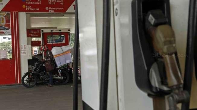 Petugas mengisi bahan bakar kendaraan di SPBU Abdu Muis Jakarta, Minggu (2/11). [suara.com/Kurniawan Mas'ud]