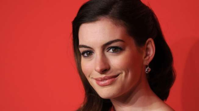 Anne Hathaway Percaya Keberadaan "Alien"