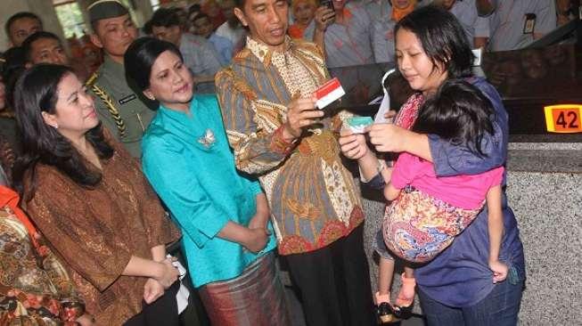 Presiden Jokowi Serahkan KIS dan KIP kepada Warga