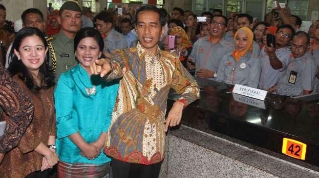 Bagikan KIS di Jakarta, Jokowi Dikritik