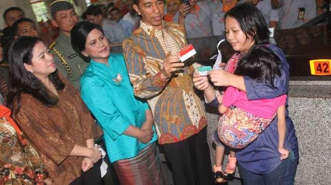 Presiden Jokowi meluncurkan Kartu Indonesia Pintar (KIP), Kartu Indonesia Sehat (KIS) dan Kartu Simpanan Keluarga Sejahtera (KSKS) di kantor Pos Pasar Baru, Jakarta Pusat, Senin (3/11). [suara.com/Oke Atmaja]