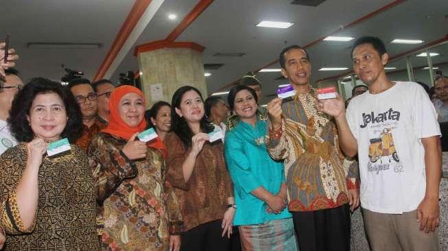 Presiden Jokowi meluncurkan Kartu Indonesia Pintar (KIP), Kartu Indonesia Sehat (KIS) dan Kartu Simpanan Keluarga Sejahtera (KSKS) di kantor Pos Pasar Baru, Jakarta Pusat, Senin (3/11). [suara.com/Oke Atmaja]