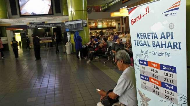 Calon penumpang Kereta Api melakukan pembelian tiket di stasiun Gambir Jakarta, Senin (3/10). [Kurniawan Mas'ud]