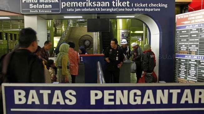 Calon penumpang Kereta Api melakukan pembelian tiket di stasiun Gambir Jakarta, Senin (3/10). [Kurniawan Mas'ud]