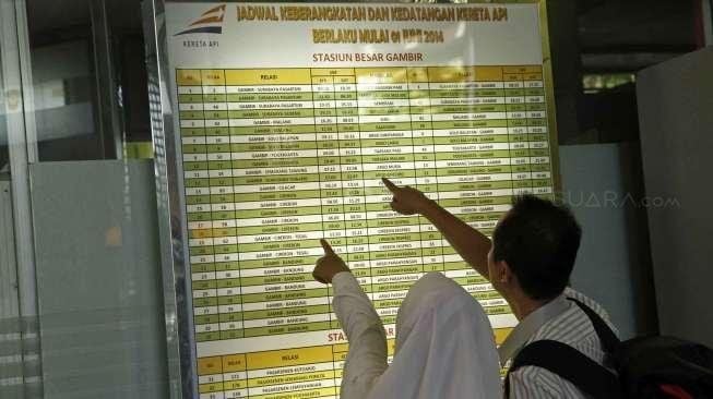 Calon penumpang Kereta Api melakukan pembelian tiket di stasiun Gambir Jakarta, Senin (3/10). [Kurniawan Mas'ud]