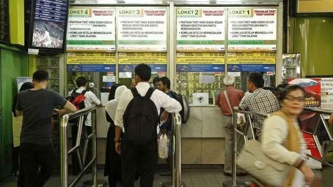 Calon penumpang Kereta Api melakukan pembelian tiket di stasiun Gambir Jakarta, Senin (3/10). [Kurniawan Mas'ud]