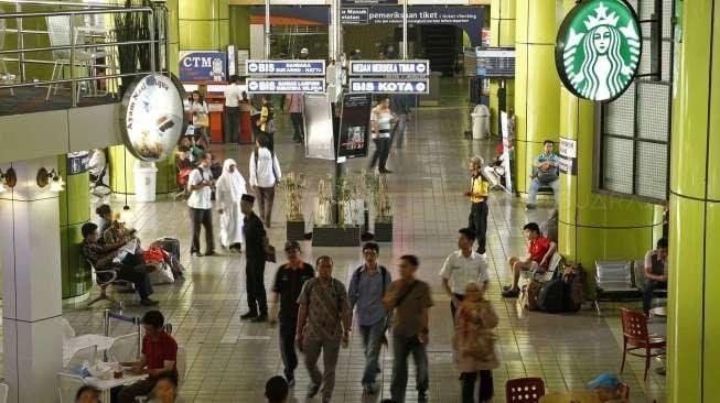 Calon penumpang Kereta Api melakukan pembelian tiket di stasiun Gambir Jakarta, Senin (3/10). [Kurniawan Mas'ud]