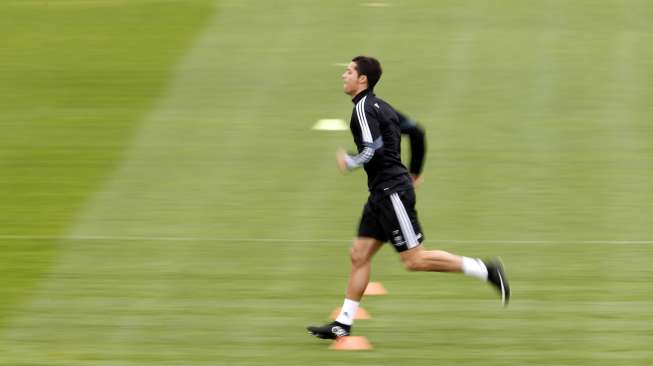 Bintang Real Madrid Cristiano Ronaldo melakukan sprint saat sesi latihan di Valdebebas sebelum menjamu Liverpool di Liga Champions. (REUTERS/Sergio Perez)