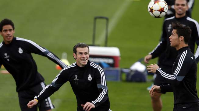 Bintang Real Madrid Cristiano Ronaldo (kanan) menyundul bola dan siap disambut Gareth Bale saat latihan di Valdebebas, Senin (3/11), sebelum menghadapi Liverpool di Liga Champions REUTERS/Sergio Perez.