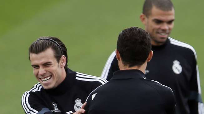 GeGelandang Real Madrid Gareth Bale (kiri) tampak riang saat latihan dengan  Cristiano Ronaldo saat melakukan latihan di Valdebebas, Senin (3/11)  sebelum menghadapi Liverpool di Liga Champions. REUTERS/Sergio Perez