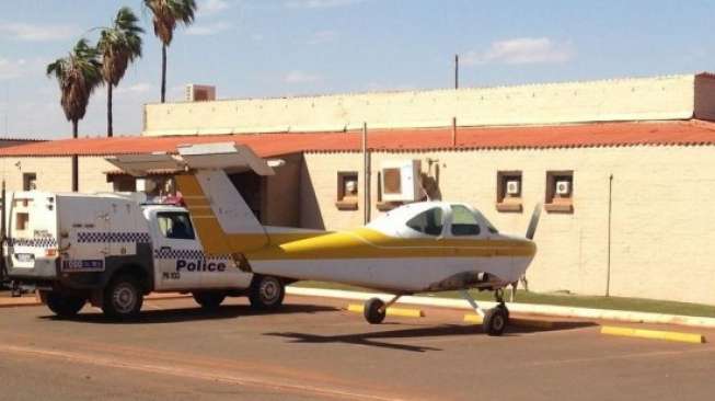 Wah, Pilot Ini Parkir Pesawat di Parkiran Mobil
