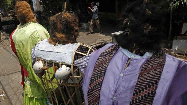 Pembuatan boneka onde-ondel di sanggarnya di Jakarta Pusat, Selasa (4/11). [suara.com/Kurniawan Mas'ud]